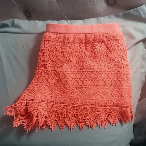 H&M Divided Crochet lace Scalloped Mid Rise Shorts Sz M - Picture 8 of 8